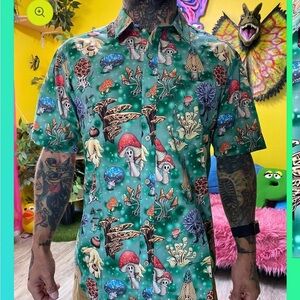 Crescent Creepers Mushroom short sleeve w front pocket green button up Size M